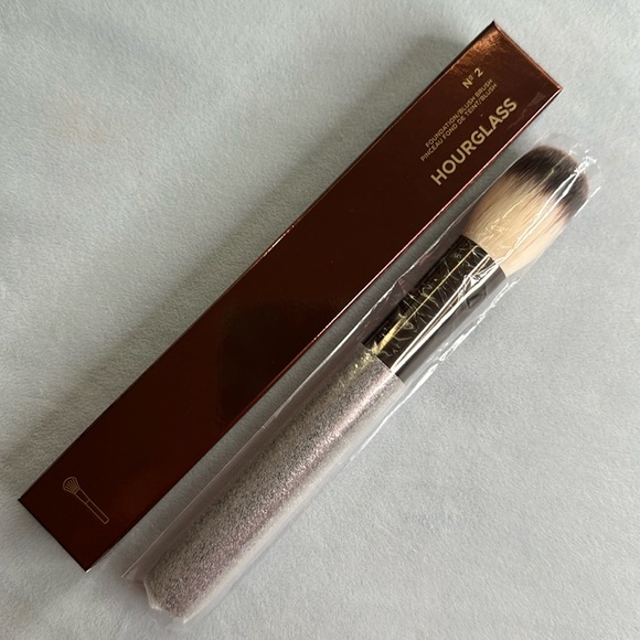 🧰 HOURGLASS | FOUNDATION/BLUSH BRUSH NO. 2 - Picture 1 of 7